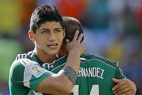 Alan Pulido (vlevo) a Javier Hernandez po poráce mexických fotbalist