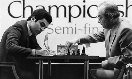 Garry Kasparov (vlevo) a Viktor Kornoj v semifinále turnaje o achového mistra...