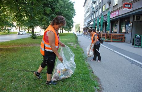 Pracovníci veejné sluby se starají o úklid msta.