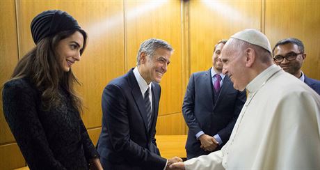 George Clooney, jeho manelka Amal a pape Frantiek (Vatikn, 29. kvtna 2016)
