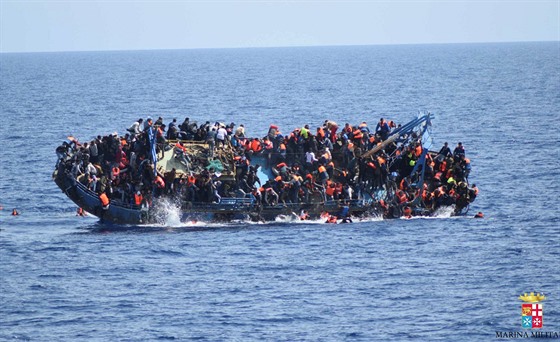 Migranti ve Stedozemním moi u pobeí Libye. (2.6. 2016)