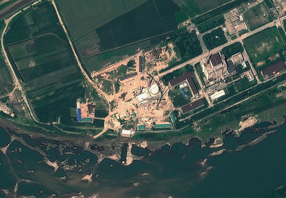 Severokorejské jaderné zaízení v Jongbjonu na satelitním snímku z roku 2012