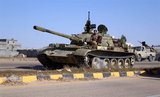 Libyjské milice dobývají Syrtu, kterou od roku 2014 drel Islámský stát (9....