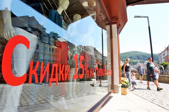 Cizojazyné nápisy na obchodech a restauracích v centru Karlových Var.
