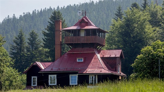 Tém sto let stará chata Na Praivé v Beskydech láká velké mnoství turist.