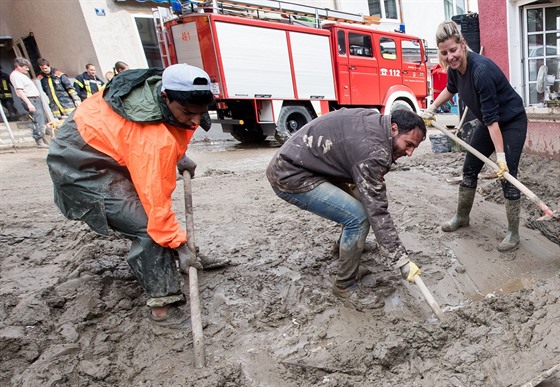 Syrtí uprchlíci v Simbachu pomáhají s úklidem po povodních. Ilustraní snímek