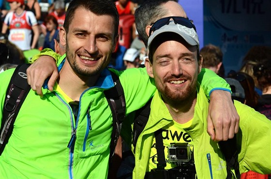 Nevidomý běžec Ondřej Zmeškal (vpravo) se popral s náročnou tratí, jejíž...