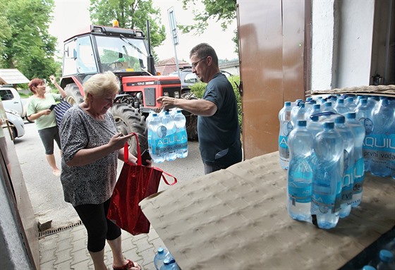 V pondlí odpoledne zaal starosta Vyskytné nad Jihlavou Petr Böhm rozdávat...