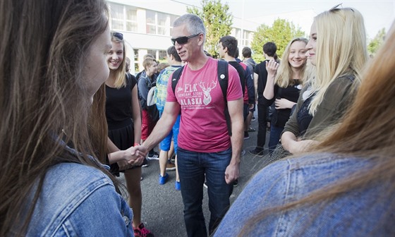 Studenti Gymnázia Frantika Kiíka protestovali ped kolou proti proputní...