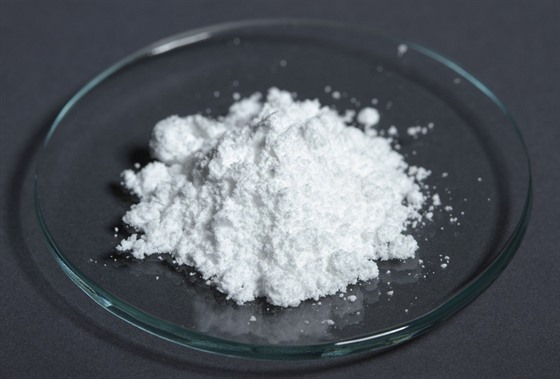 Ne, není to kokain, ale uhličitan lithný. Tedy forma ve které se jinak nestabilní lithium skladuje a obchoduje. A i přesto, že jeho cena prudce stoupá, vizuálně podobný kokain se stále prodává výrazně dráž.