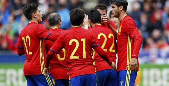 Španělští fotbalisté se radují z jednoho z gólů v přípravném duelu s Koreou.