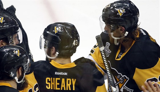 Conor Sheary slaví se spoluhrái z Pittsburghu gól ve finále Stanley Cupu se...