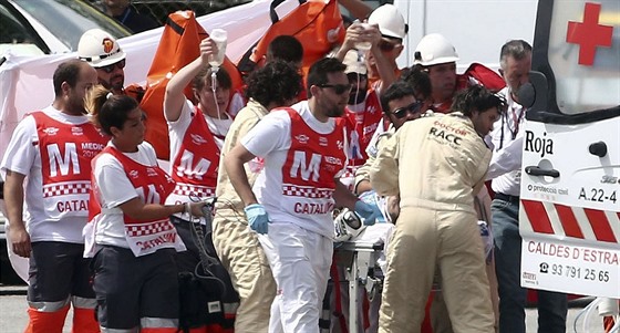 Zdravotníci odváejí Luise Saloma po pádu v tréninku na Velkou cenu Katalánska....
