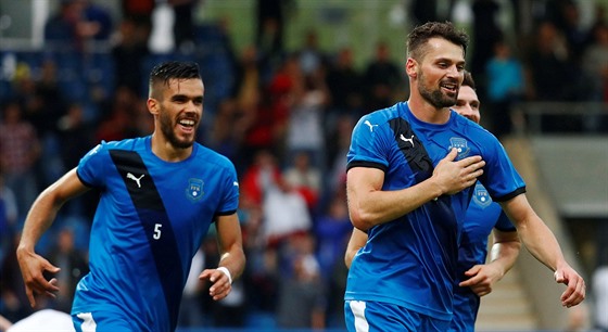 Kosovský fotbalista Albert Bunjaku (vpravo) se raduje z gólu v duelu s...
