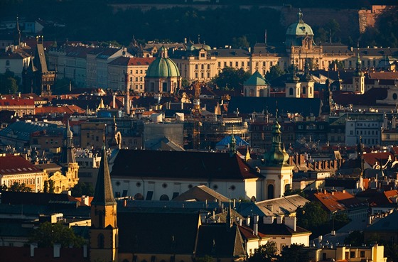 Praha stověžatá - věže a střechy Nového i Starého Města, v pozadí budova Úřadu...