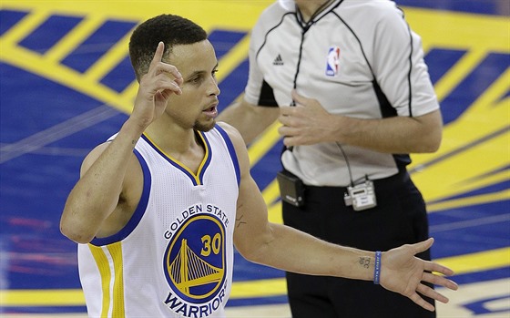 Stephen Curry z Golden State v závrených minutách finále NBA s Clevelandem.