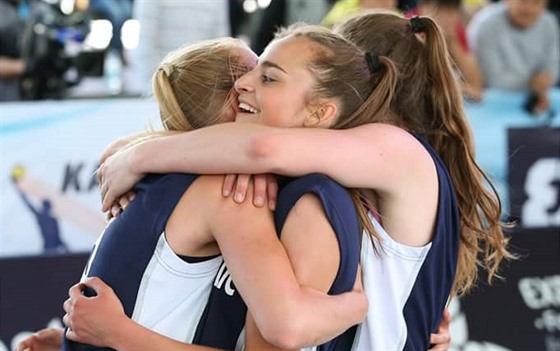 eské basketbalové juniorky se na MS 3x3 radují z postupu do tvrtfinále.