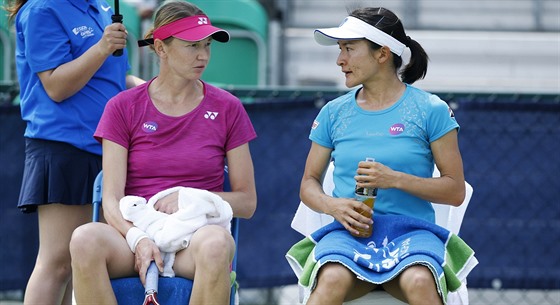 Renata Voráová (vlevo) a uko Aojamaová na turnaji v Nottinghamu