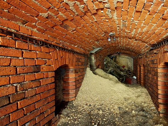 Fotografie ilustruje propad stropu sklepa na hranici Sokolovského nám�stí a...