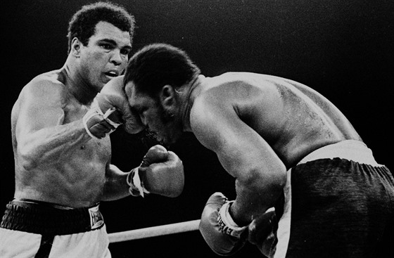 Muhammad Ali (vlevo) v zápase proti Joeovi Frazierovi 