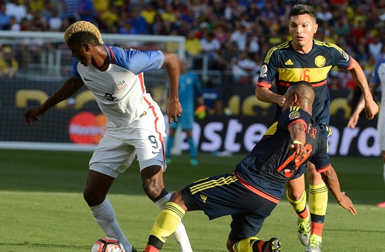 Americký fotbalista Gyasi Bardes (vlevo) zkou�í dostat balón pod kontrolu v...