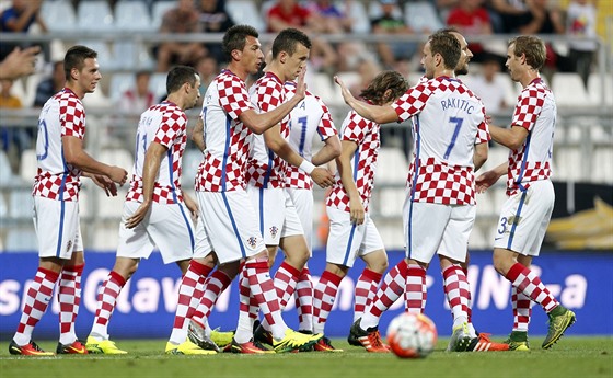 Chorvattí fotbalisté slaví gól do sít San Marina v pípravném duelu.
