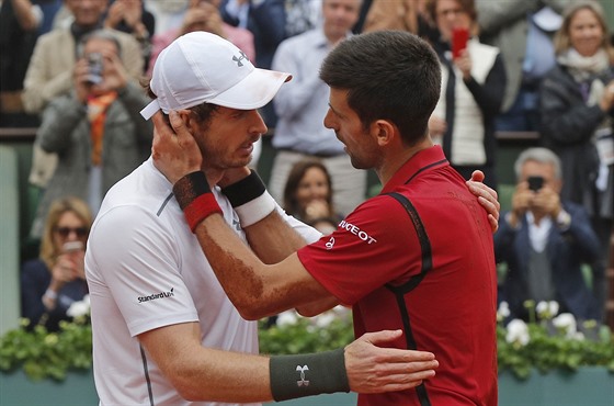 TAK PÍT, ANDY. Novak Djokovi, celý zapinný od antuky, se po poátením...