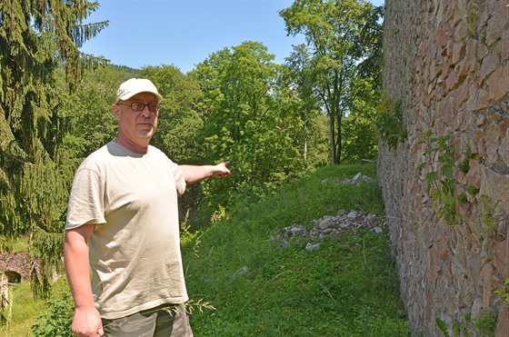 Kastelán hradu Litice Dalibor Urban ukazuje na hromadu suti, která se vyvalila...