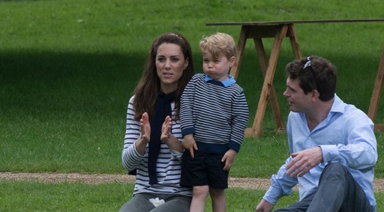 Vévodkyn Kate a její syn princ George (King's Lynn, 28. kvtna 2016)