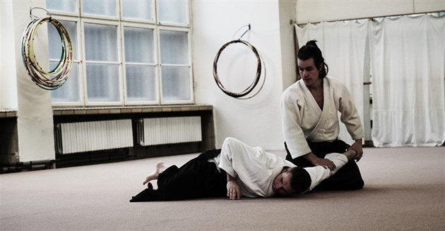 Martin Švihla (klečící) při jednom z tréninků aikida.