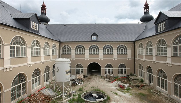Po letech chátrání se zámek v Louné nad Desnou dokal rekonstrukce.