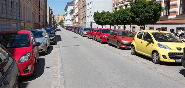 Parkovací místa na Praském pedmstí v eských Budjovicích jsou pravideln...