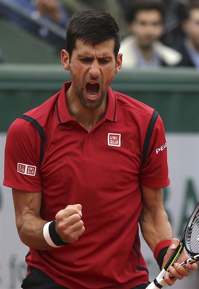 Srbský tenista Novak Djokovi radostn kií v semifinále Roland Garros.