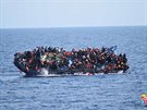 Migranti ve Stedozemním moi u pobeí Libye. (2.6. 2016)