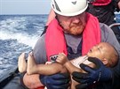 Záchraná s utopeným díttem v náruí. (1.6. 2016)