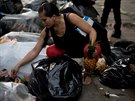 Venezuelci hladoví. Jídlo hledají v popelnicích. (31. kvtna 2016)