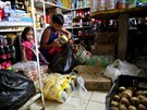 Venezuelci si jezdí pro jídlo do Kolumbie, doma si ho nemohou dovolit. (8.6....