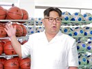 Severokorejský vdce Kim ong-un na inspekci továrny na sportovní zboí v...