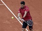 Novak Djokovi se chystá k úderu v duelu s Tomáem Berdychem.