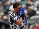 Tomá Berdych se utírá do runíku ve tvrtfinále Roland Garros.