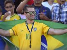 V POHOD. Brazilský fanouek si uívá zápas s Ekvádorem.