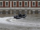 Hlídkový lun francouzské policie brázdí zatopené ulice podél Seiny (4. ervna...