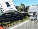 Pevrácený kamion s pískem zablokoval dopravu na dálnici D46 u Vykova....