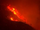 Stovky hasi bojovaly s rozsáhlým lesním poárem v Kalifornii nedaleko Los...