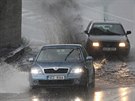 Při větších deštích se pod viaduktem na hlavním průtahu Pelhřimovem ve směru na...