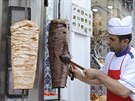 Prodava oezává maso z tradiního tureckého kebabu. (ilustraní foto)