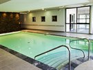JE LIBO KOUPEL? Bazén v hotelu Chateau Belmont v Tours, kde bydlí fotbalová...