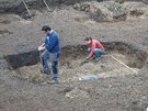Rakoutí archeologové pi práci v armádním prostoru u obce Hörsching, kde se...