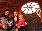 Česko-indická rodina Alice Janstové a Anbu Maheshe postavila před svým domem...