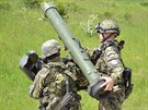 etí vojáci nabíjejí protiletadlový raketový komplet RBS-70.